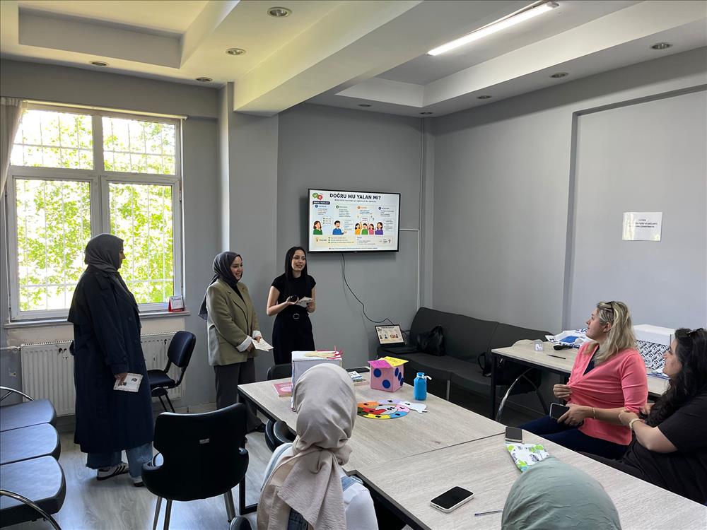 Öğrencilerimizden Yalova Özel Eğitim Anaokulunda Ailelere Yönelik Bilgilendirme Seminerleri